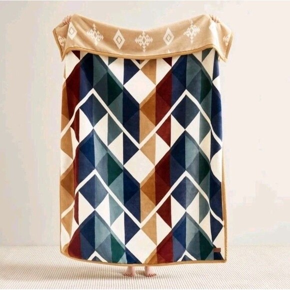 Pendleton Reversible Plush Throw, 600 GSM 50" x 70" Printed Patterns Throw - Picture 4 of 4